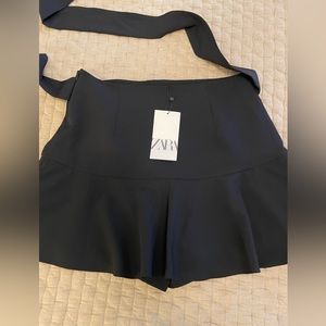 Zara Black mini skort size L $29